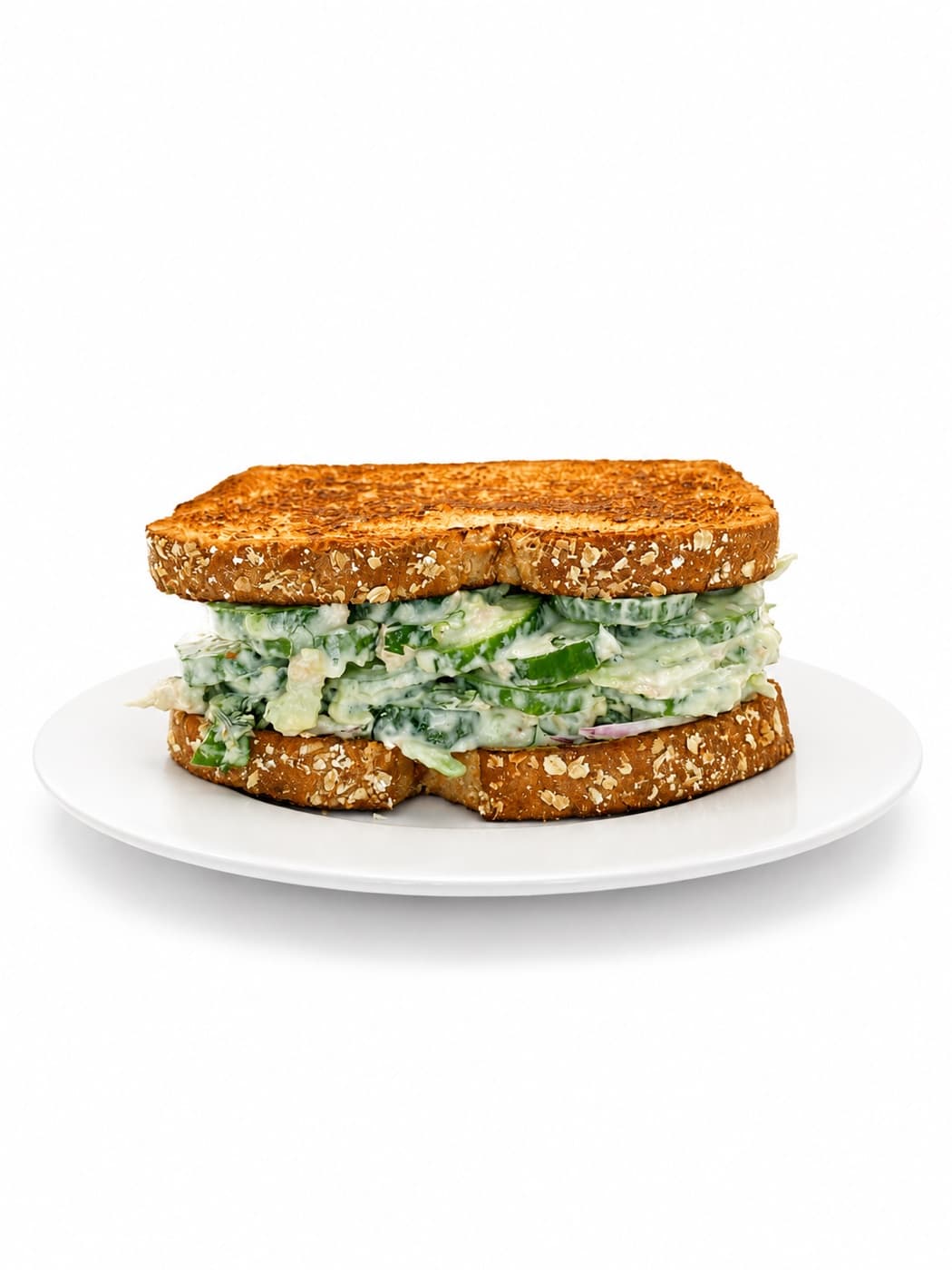 Sándwich de atún en pan integral, relleno de atún, pepino y cebolla